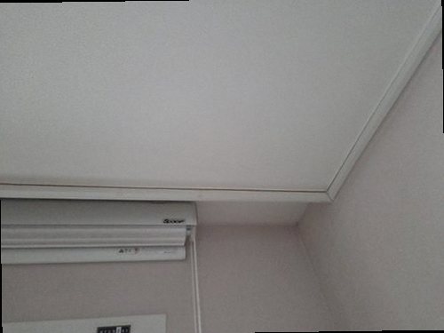 누수탐지 누수 원인을 비교하기 위해 벽면 주변과 배관 위치를 점검하는 모습