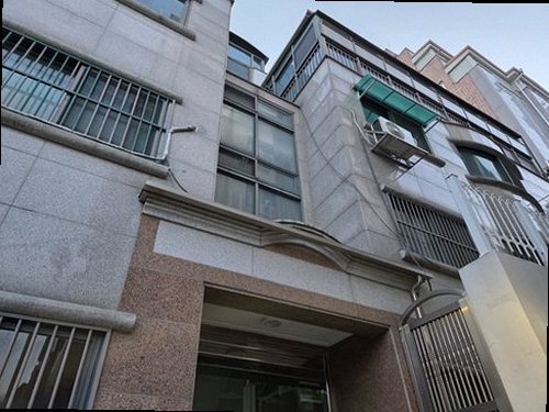 동탄구 누수탐지 천장 얼룩의 위치와 번진 범위를 확인하는 모습
