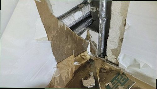 계양구 누수탐지 천장 얼룩과 벽지 들뜸을 살피는 현장 점검 모습
