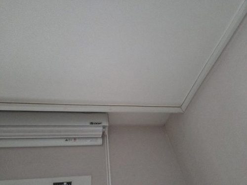 누수탐지 음파 장비와 습도계를 사용해 벽면 상태를 점검하는 작업 장면