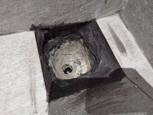 누수탐지 배수 연결부를 점검하고 누수 흔적을 기록하는 모습