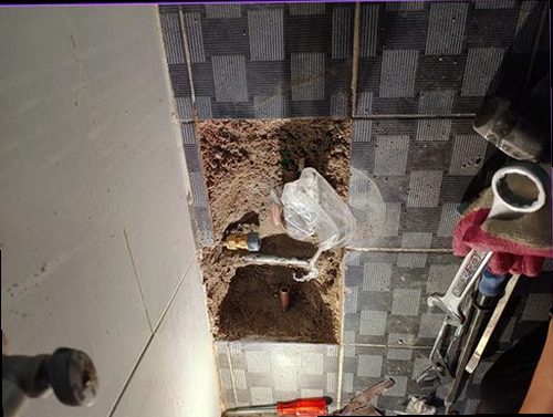 동대문구 누수탐지 천장 얼룩과 몰딩 주변 변색을 확인하는 점검 장면