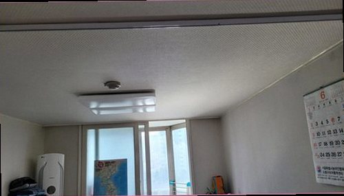 누수탐지 안방 천장 모서리에 번진 누수 얼룩과 벽지 들뜸