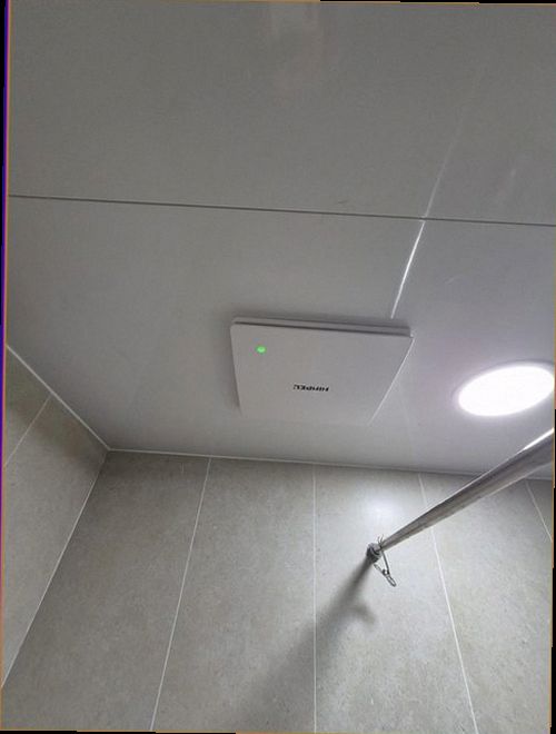 천안시 서북구 누수탐지 천장 얼룩과 배관 누수 흔적을 확인하는 모습
