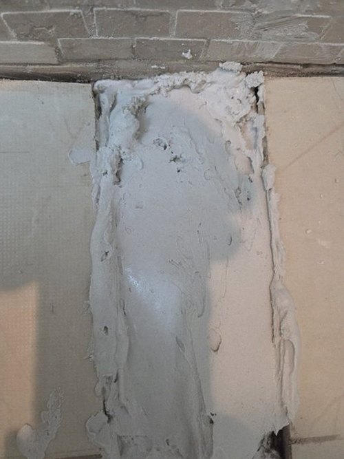관악구 누수탐지 조치 후 천장과 벽면의 건조 상태를 다시 확인하는 모습