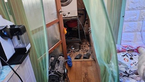 누수탐지 천장 얼룩의 위치와 번짐 방향을 기록하는 점검 메모 장면