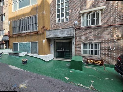 누수탐지 점검 전 변색 위치와 주변 설비를 기록하는 모습