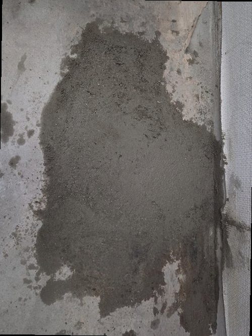 누수탐지 욕실 벽면 하단 얼룩과 배관 연결부 점검 장면
