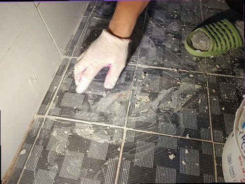 마포구 누수탐지 실내 바닥과 벽면에 나타난 습기와 변색을 확인하는 모습
