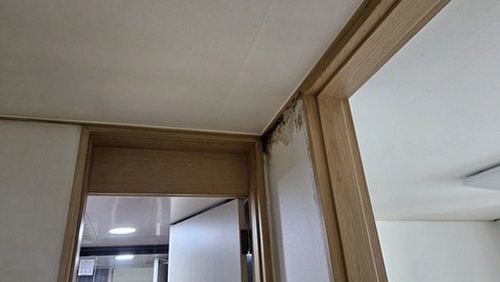 서초구 누수탐지 서초동 아파트 13층 거실 몰딩 주변 시공 후기 사진