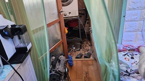 누수탐지 천장 얼룩이 나타난 실내 벽면과 천장 모서리
