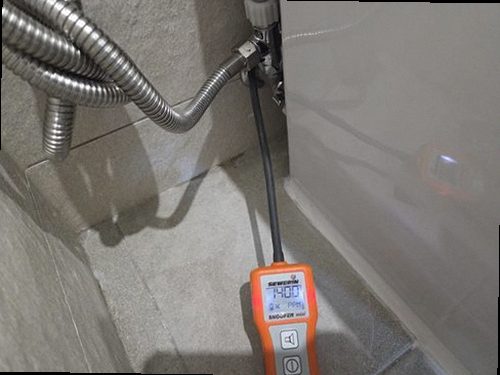 누수탐지 싱크대 하부장 배관 연결부와 벽면 젖은 흔적을 점검하는 장면