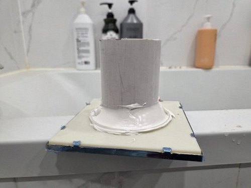 누수탐지 욕실 바닥 줄눈과 문턱 주변을 살피는 점검 장면