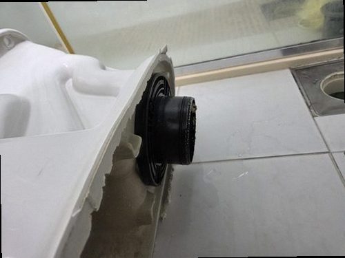 누수탐지 욕실 바닥 타일 틈과 배수구 주변을 살펴보는 점검 장면