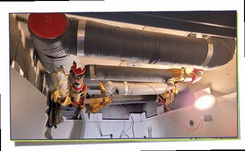 과천 누수탐지 벽면과 바닥의 누수 흔적을 확인하는 점검 모습