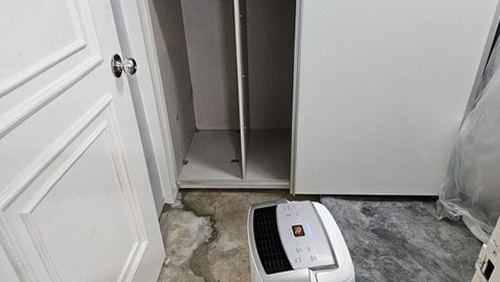 누수탐지 현장에서 배관 주변을 점검하는 모습