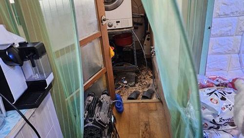 누수탐지 점검 결과 자료를 검토하는 장면