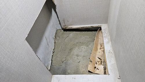 누수탐지 열화상 카메라로 벽면 온도 차이를 확인하는 점검 장면