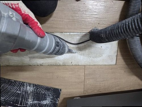 누수탐지 바닥 점검 장면과 습도 측정 기록