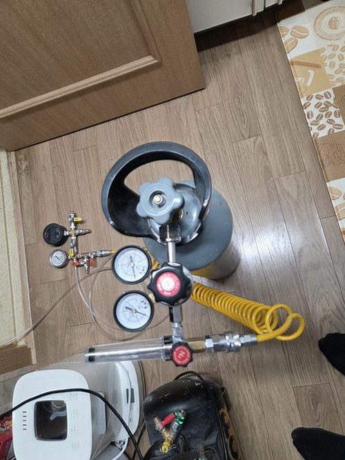 누수탐지 열화상 카메라로 벽면 젖음 범위를 확인하는 장면
