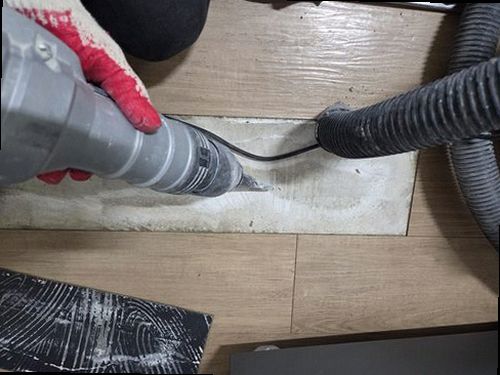 누수탐지 보수 후 천장 표면과 조명 주변의 상태를 비교하는 모습