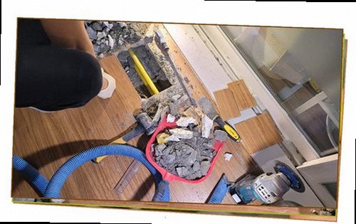 하남 누수탐지 베란다 벽면과 창호 주변 누수 흔적을 확인하는 모습
