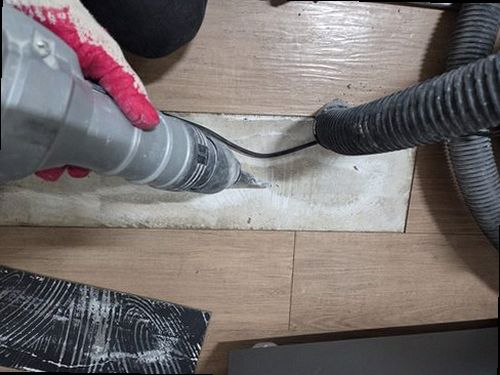 누수탐지 벽지 얼룩이 번진 실내 벽면을 점검하는 장면