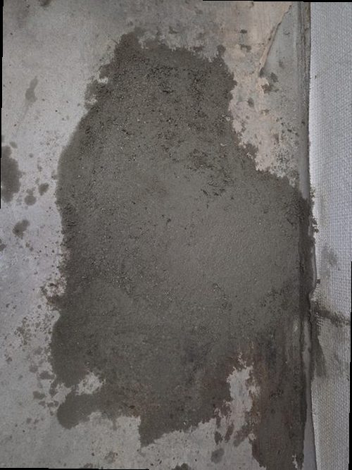 누수탐지 바닥 점검 장비를 활용해 배관 주변을 확인하는 장면