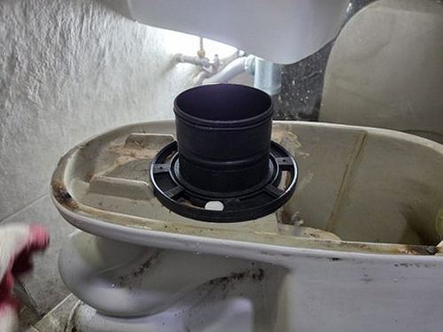 누수탐지 천장 얼룩이 번진 욕실 위쪽 벽면