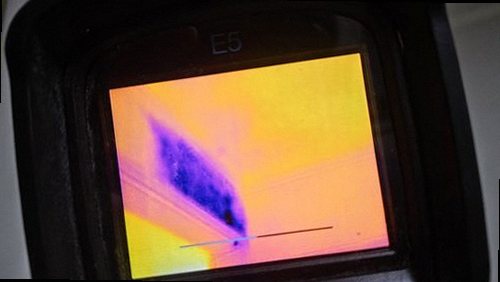 누수탐지 배관 계통과 수분 측정 결과를 비교하며 점검 범위를 정하는 모습