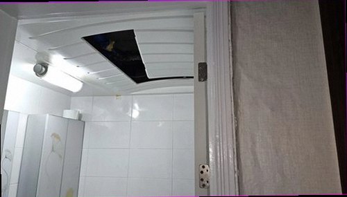 만안구 누수탐지 누수 발생 지점과 주변 바닥 상태를 확인하는 모습