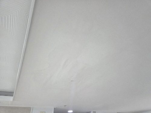 누수탐지 천장 얼룩 부위를 점검하는 작업 장면