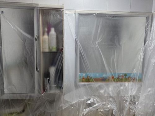 누수탐지 싱크대 하부장 내부를 점검하는 현장 장면