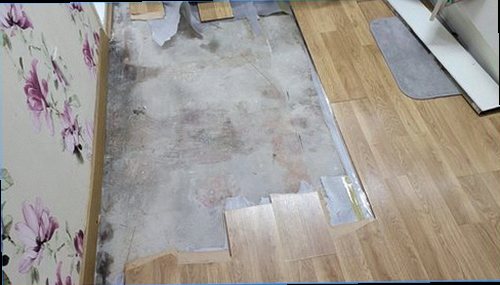 부평구 누수탐지 계량기와 욕실 주변 습기 변화를 확인하는 모습