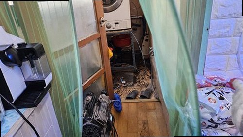 누수탐지 세탁실 하부장 바닥의 처치 전 젖음 흔적