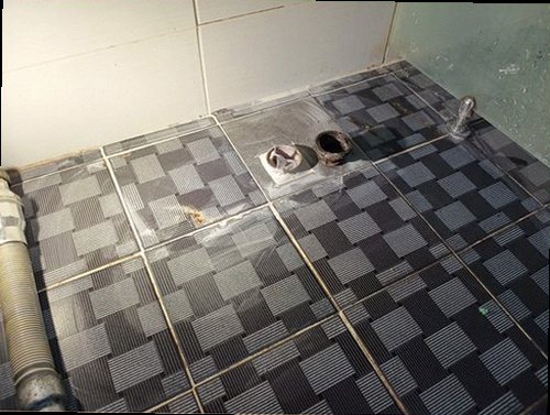 누수탐지 누수 원인 부품 보수 후 주변 상태를 확인하는 장면