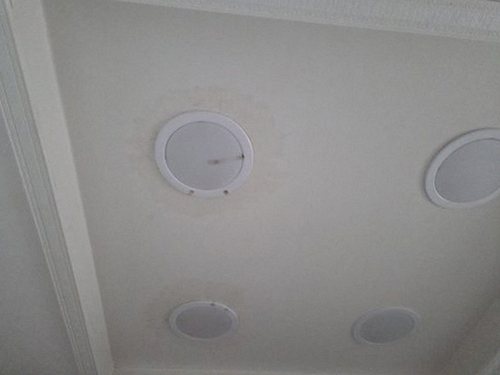 누수탐지 벽체 함수율 측정 장비로 천장 하부를 점검하는 모습