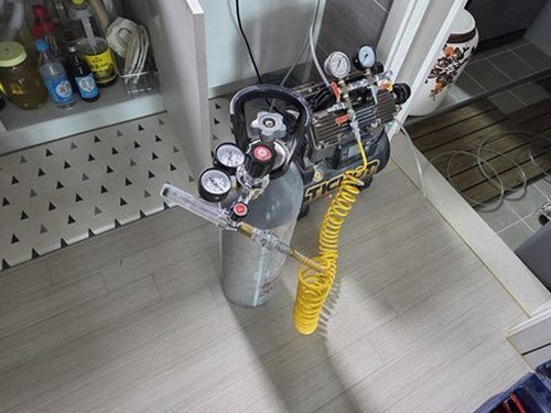 누수탐지 싱크대 하부장 배관 이음부 점검 장면