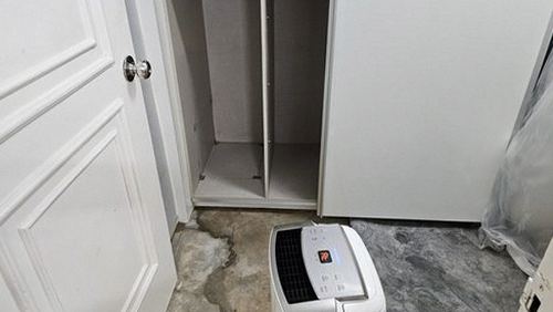 누수탐지 천장 얼룩과 벽지 하단 젖음 상태를 기록하는 점검 메모 예시