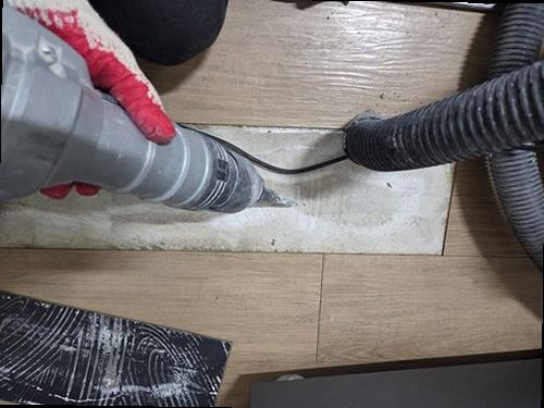 누수탐지 수분 측정 결과와 벽면 손상 범위를 기록하는 진단 장면