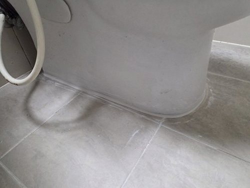 누수탐지 배관 압력 시험 기록을 확인하는 모습