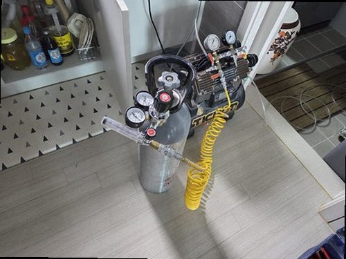 누수탐지 빌라 벽면 얼룩과 천장 가장자리 변색 상태