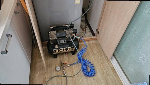 누수탐지 열화상 카메라로 벽면과 바닥의 온도 차이를 확인하는 장면