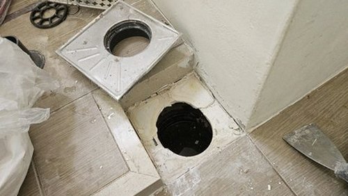 누수탐지 욕실 바닥 물 자국의 방향성을 살피는 점검 장면