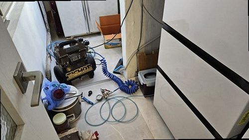 대전 동구 누수탐지 천장 얼룩의 위치와 번지는 방향을 기록하는 모습