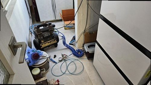 대전 중구 누수탐지 베란다 바닥 모서리에 번진 얼룩 상태