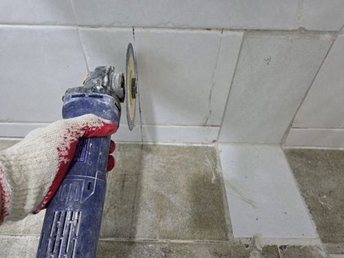 대전 중구 누수탐지 배관 점검구 주변을 살피는 모습
