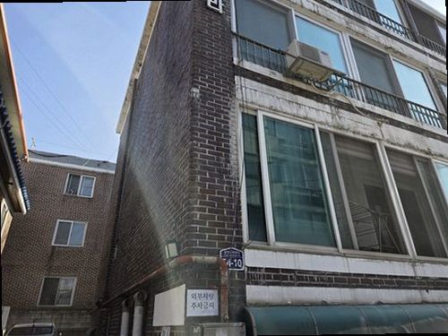 동래구 누수탐지 벽 점검 장비로 외벽 균열 부위의 습도를 살피는 장면