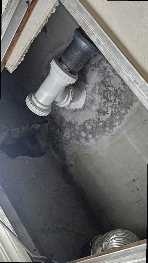 부산 남구 누수탐지 노출 배관 이음부와 벽면 물자국을 함께 살펴보는 점검 장면