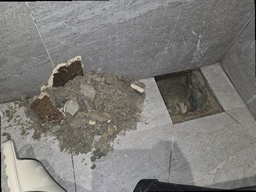 부산 동구 누수탐지 벽 얼룩과 배관 위치를 비교해 보는 점검 장면
